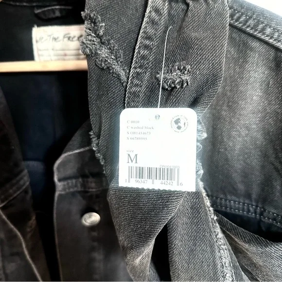 NWT Free People Washed Black Distressed Jolene Trucker Jean Jacket Medium - Picture 6 of 7